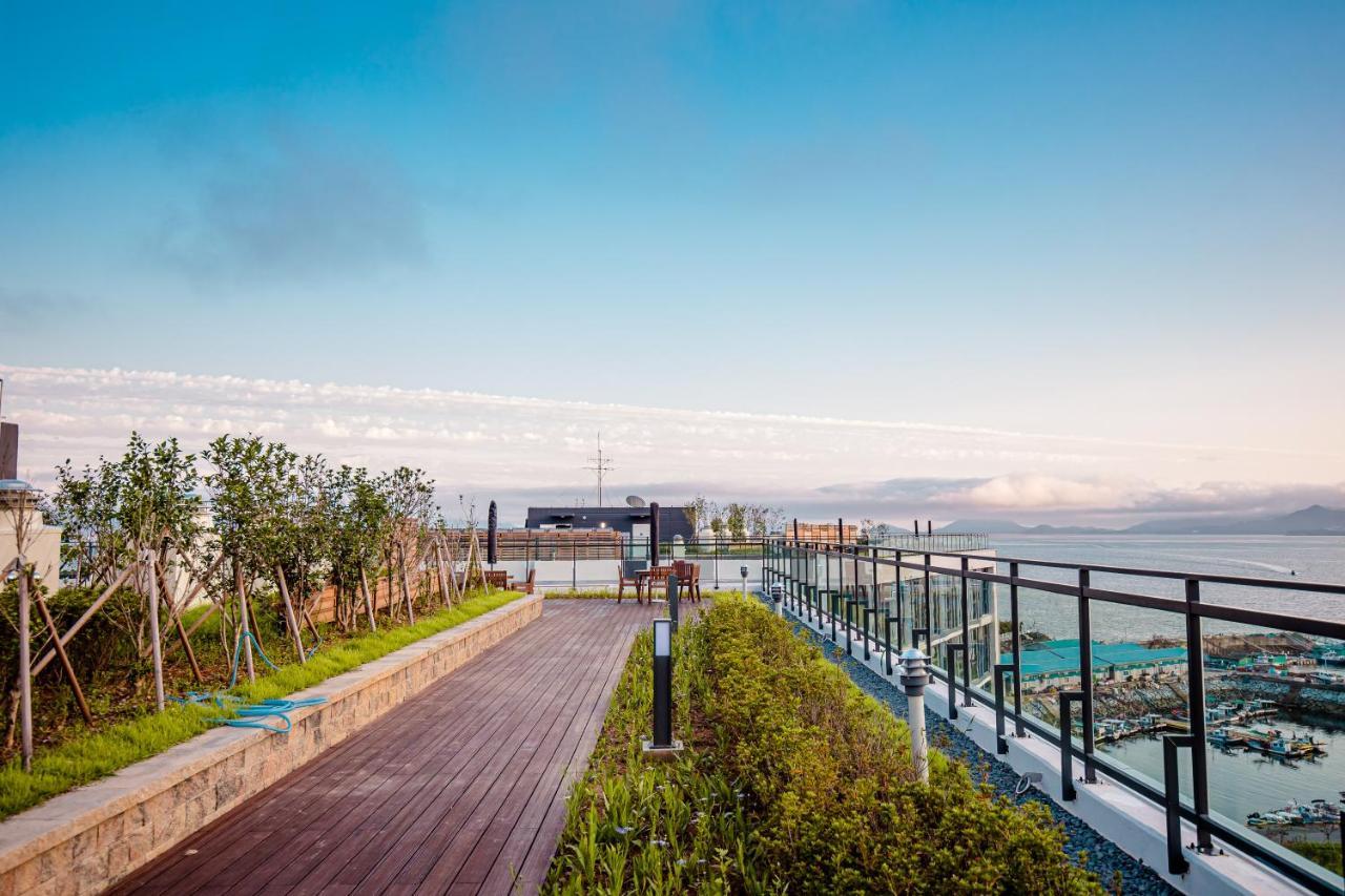 The Castle Ocean Suite Yeosu Exterior photo