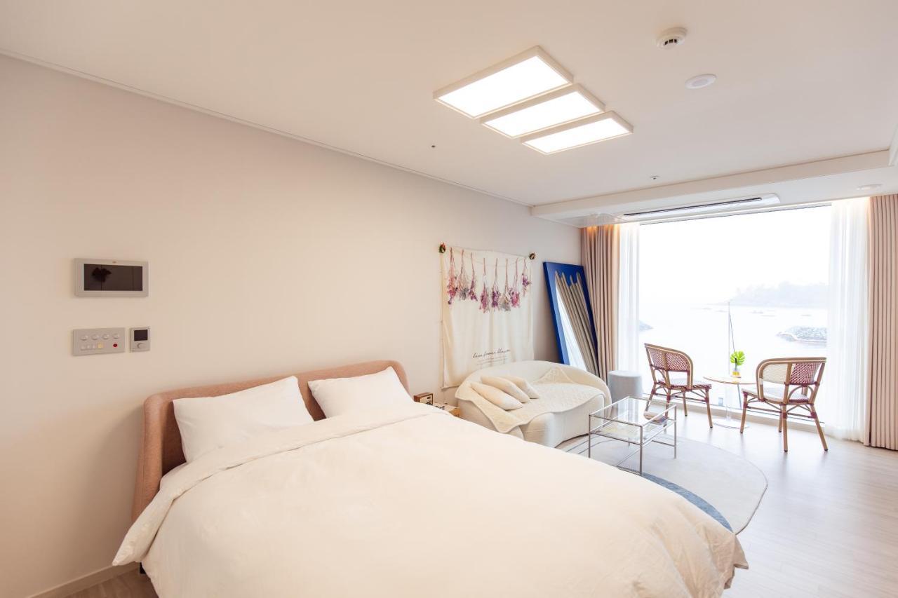 The Castle Ocean Suite Yeosu Exterior photo