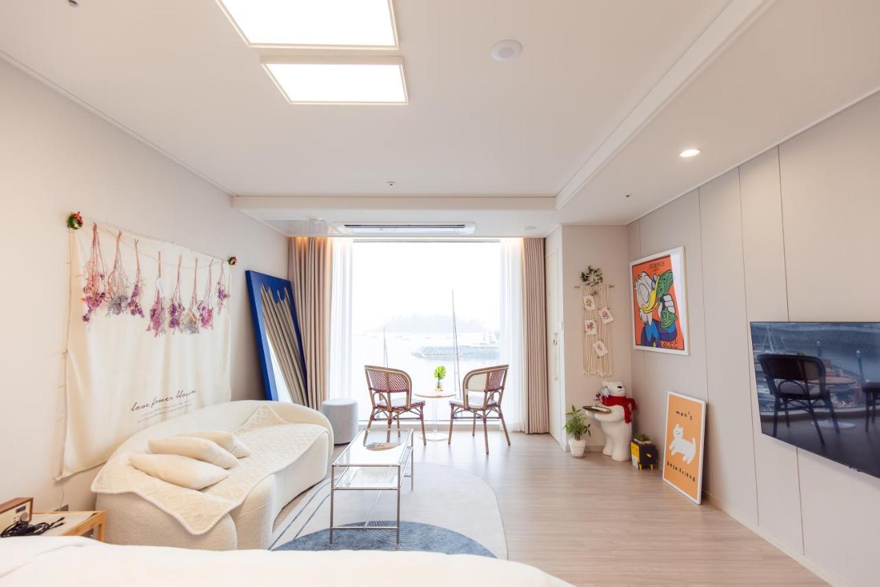 The Castle Ocean Suite Yeosu Exterior photo