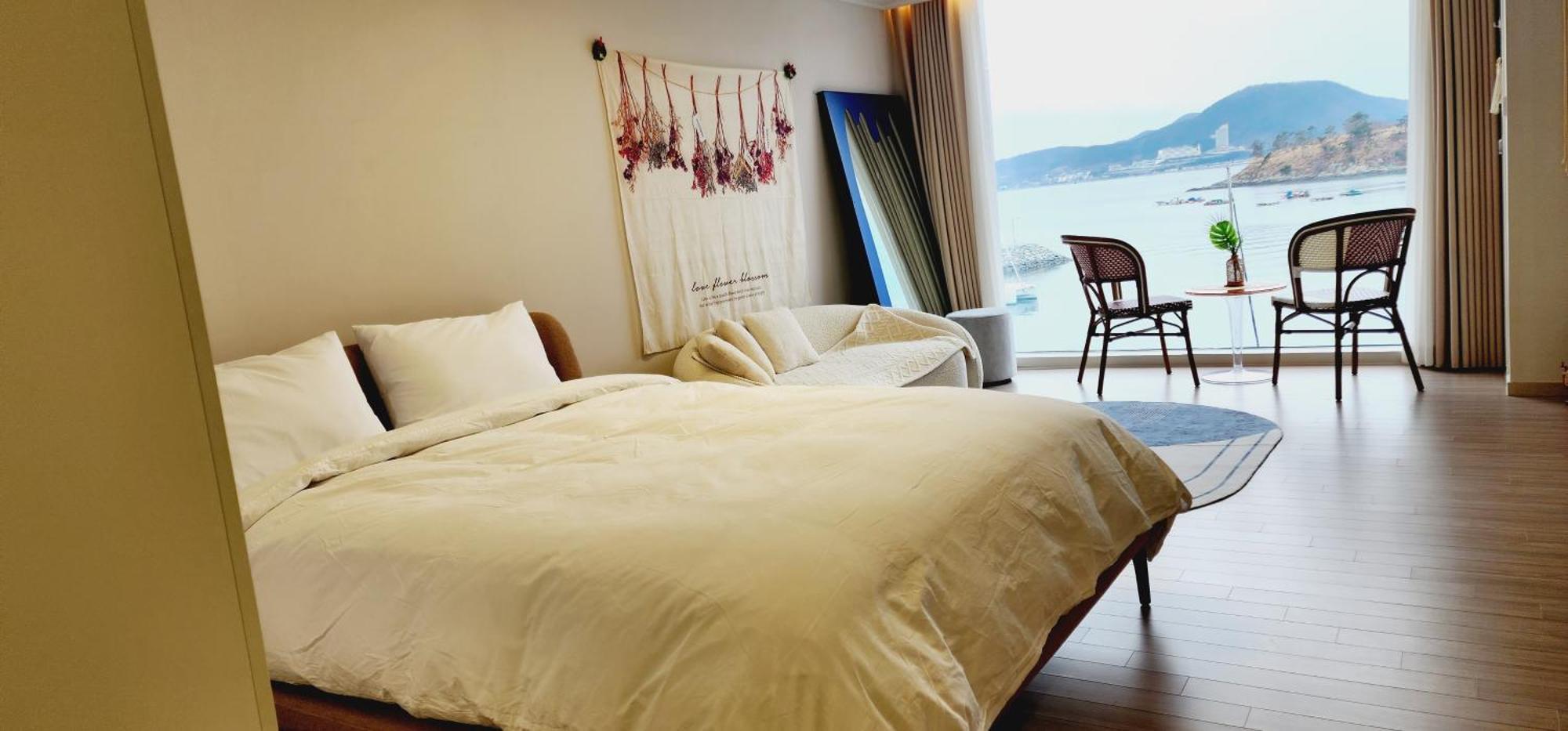 The Castle Ocean Suite Yeosu Exterior photo