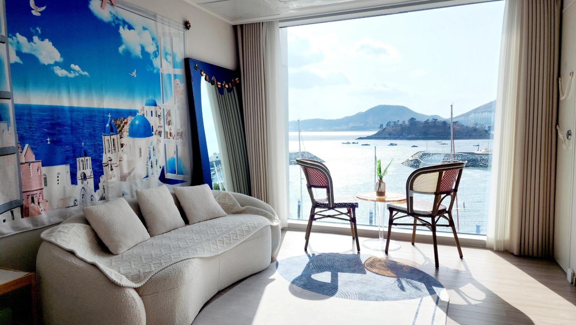 The Castle Ocean Suite Yeosu Exterior photo